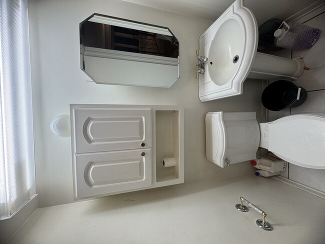 Foto del edificio - 225 E River Rd