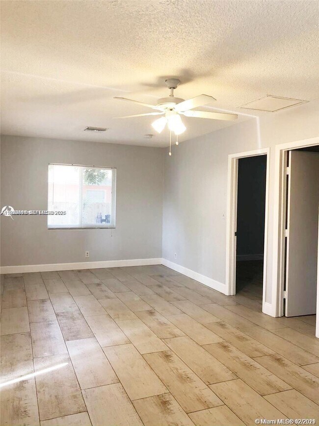 Foto del edificio - 1235 NE 3rd Ave