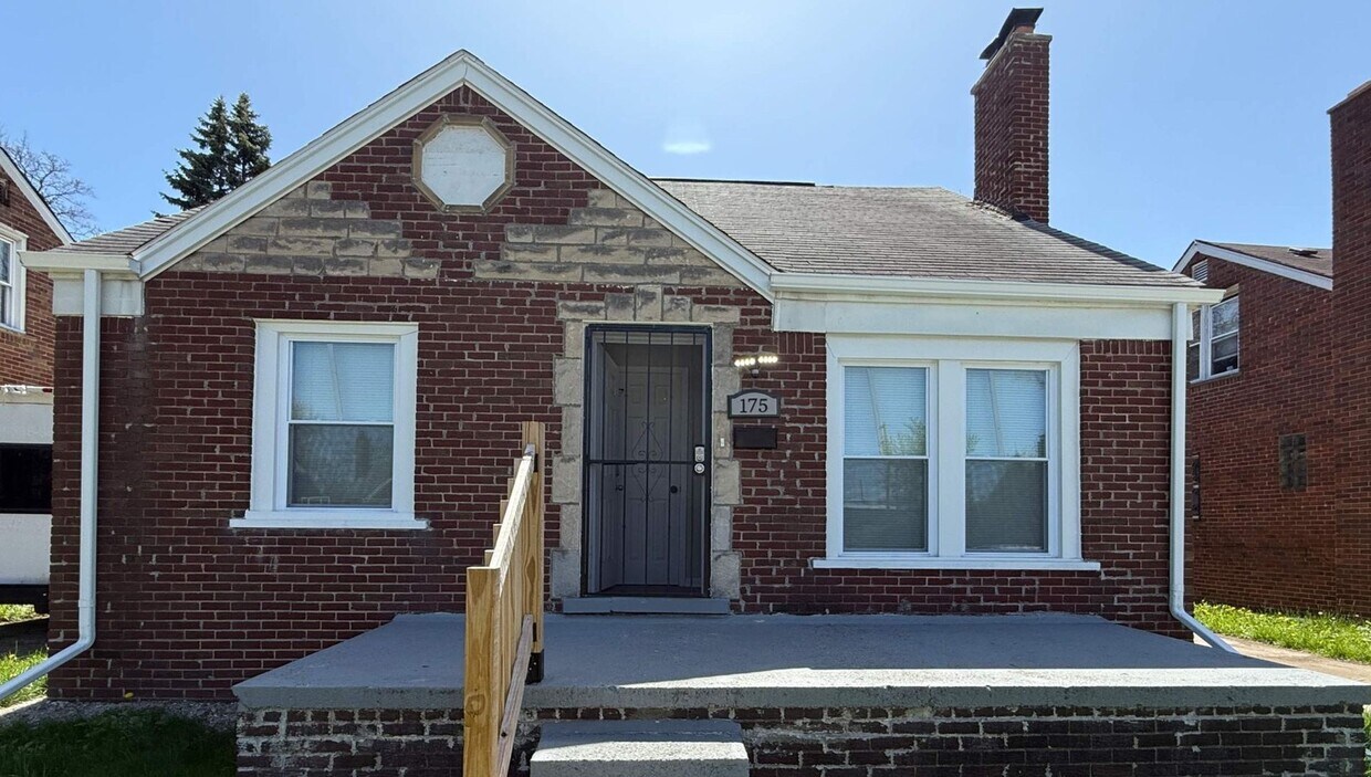 Primary Photo - Renovated 3-Bedroom Home – We Welcome Sect...