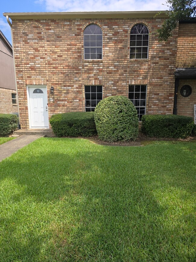 Building Photo - 465 Longmeadow St