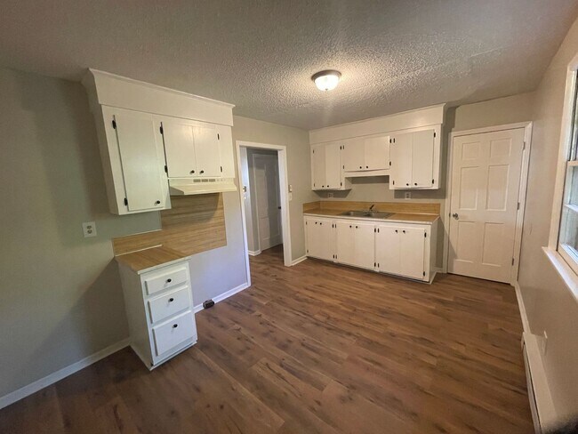 Foto del edificio - Renovated 3 bedroom 1 bathroom house