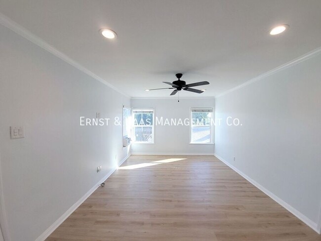 Foto del edificio - 4217 1/2 Bellflower Blvd.-