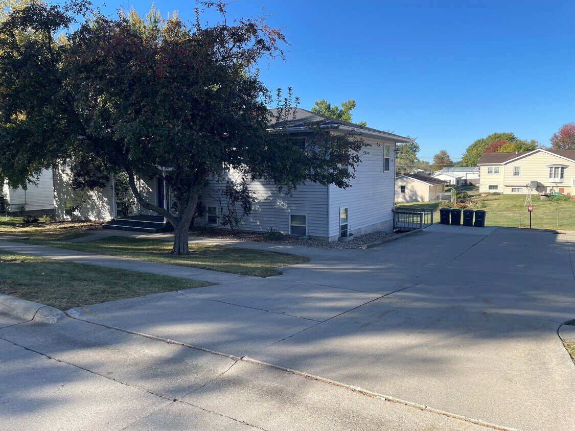 829 E 9th St S Unit 4, Newton, IA 50208 Apartments in Newton, IA