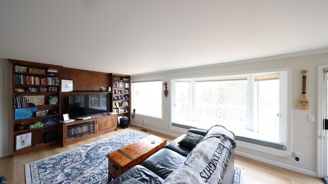 Foto del edificio - 3 Bed 2.5 Bath - View Home - Private Large Lot - Pet Friendly - NAS Whidbey