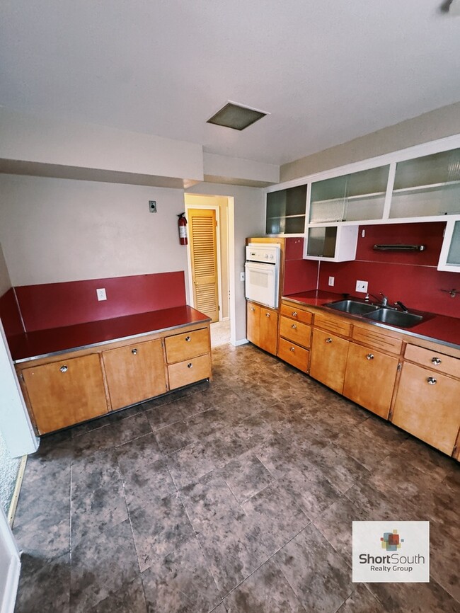 Building Photo - 2 Bed 1 Bath upper unit with Garage