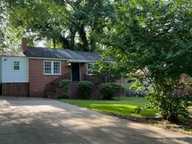 Building Photo - Adorable 3 Bedroom/2 Bath Home located in ...