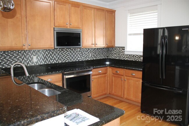 Building Photo - 541 Jetton St