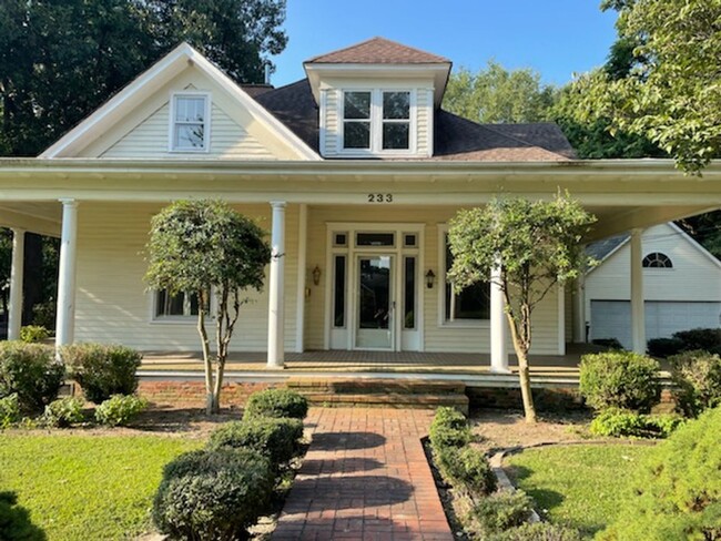 Foto del edificio - Charming 3 BD, 2.5 BA Home in Ideal Location!