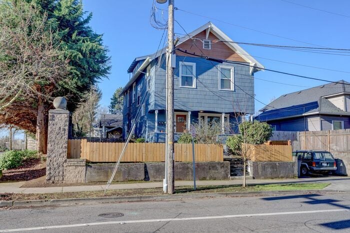 Building Photo - Minutes to College And downtown Vancouver!!!