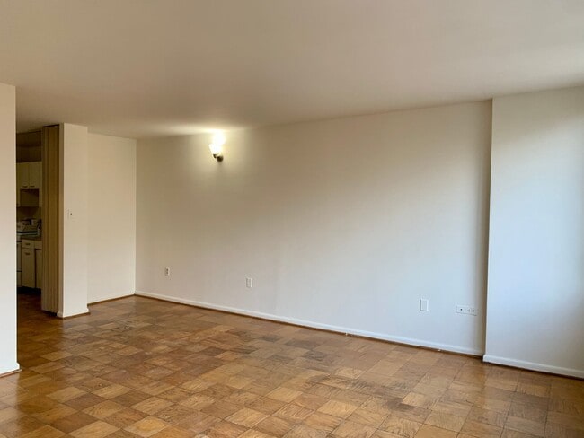 Building Photo - Spectacular Studio in Van Ness East with U...