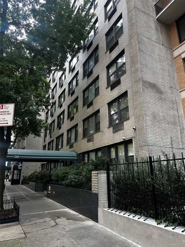 Building Photo - 240 E 46th St