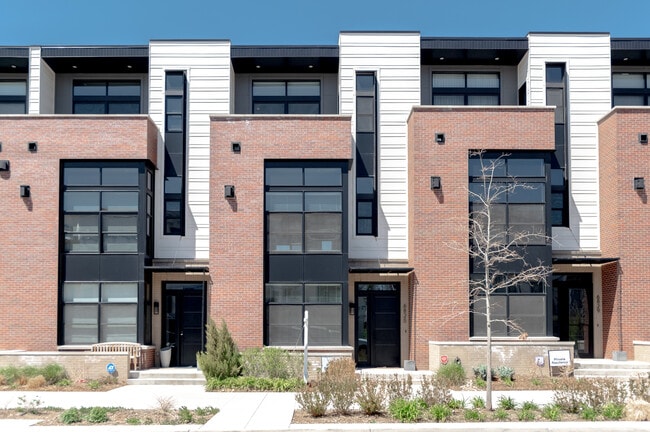 Building Photo - 6825 E Lowry Blvd