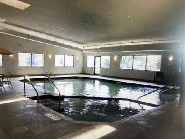 Indoor heated pool - 400 N Richmond St