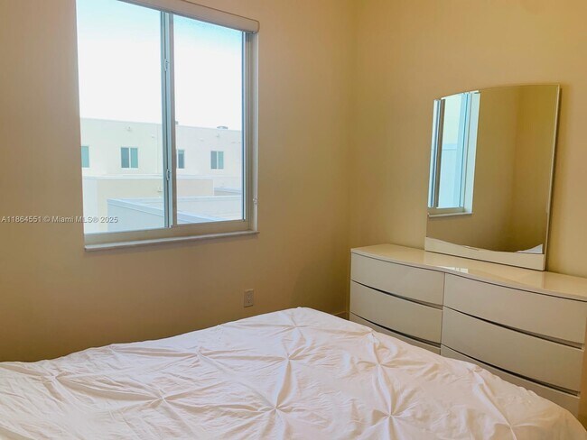 Foto del edificio - 6671 NW 104th Ave