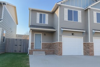 Building Photo - 729-731 Deer Haven Ct