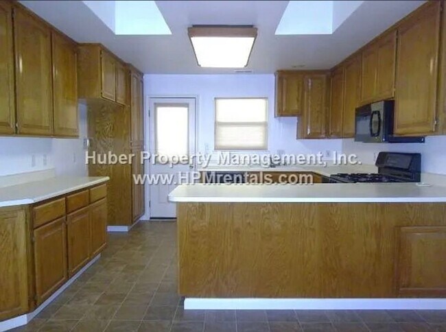 Foto del edificio - Bright Single-Story Home with Skylights, Wood Stove & Large Deck