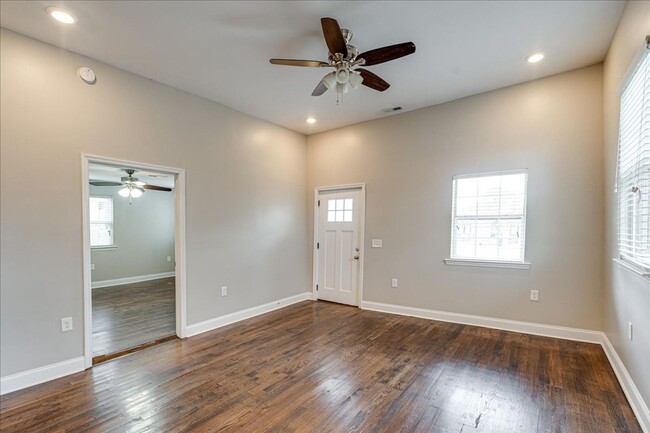 Building Photo - Charming 1920 renovated home!