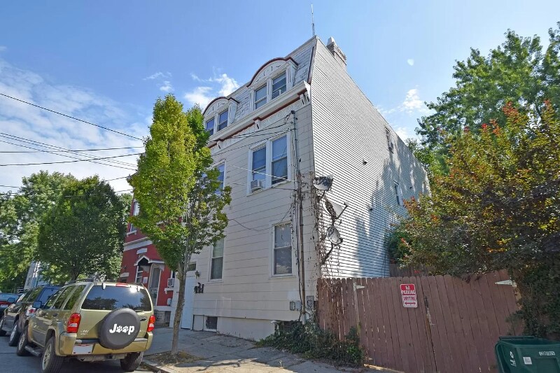 Primary Photo - 2208 Victor St