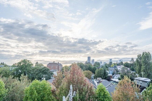 Building Photo - 3Bd/3.25Ba Seattle