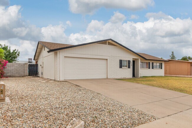 Building Photo - Furnished 3 Bedroom with Pool