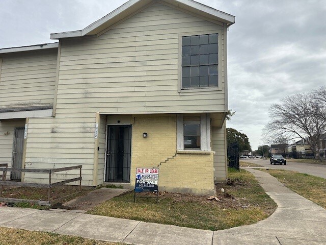 Building Photo - 8323 Wilcrest Dr