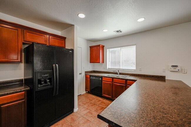 Building Photo - 4 BED 2.5 BATH, 2200+ SFT IN CAMELBACK RAN...