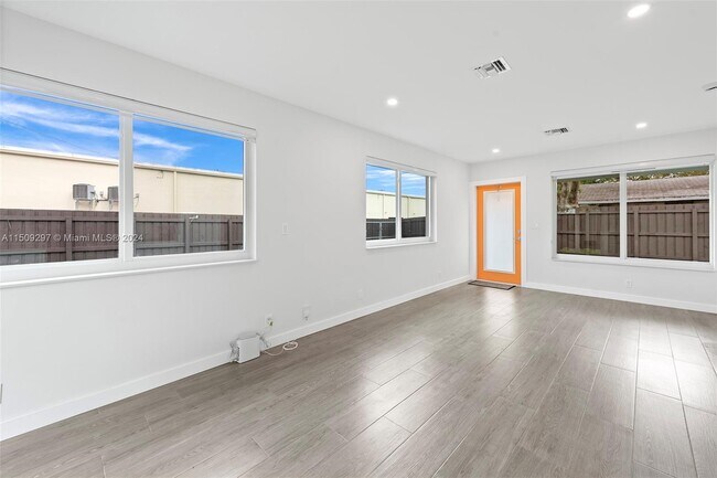 Foto del edificio - 831 NE 40th St