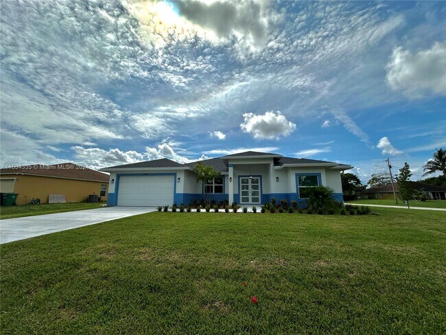 Building Photo - 490 SW Dauphin Ave