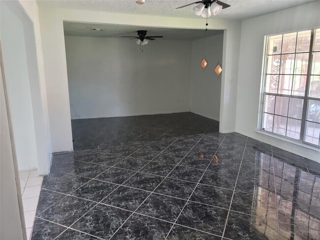 Building Photo - 6610 Micollet St