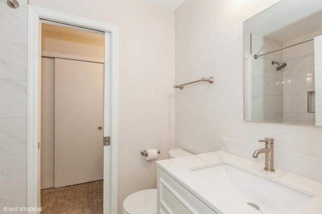 Foto del edificio - 3 bedroom in Naperville IL 60563