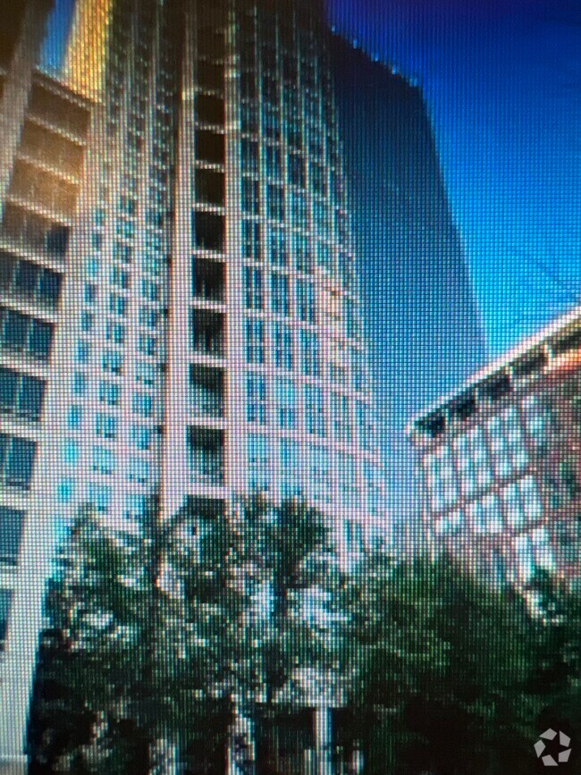 Building Photo - 345 N La Salle Dr