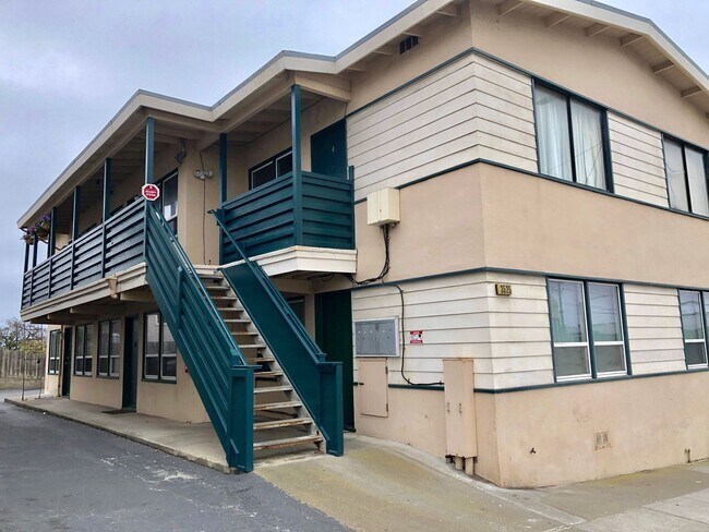 Building Photo - Newly Renovated 1x1 with Parking Included!