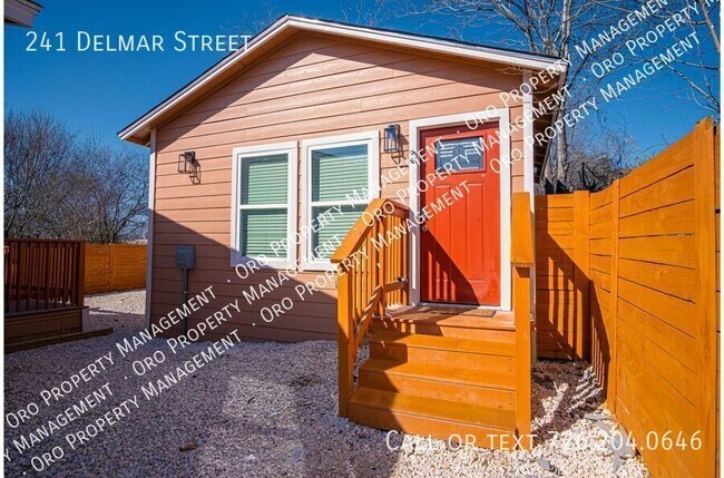 Building Photo - Adorable 2BR Home Close to Riverwalk and Downtown
