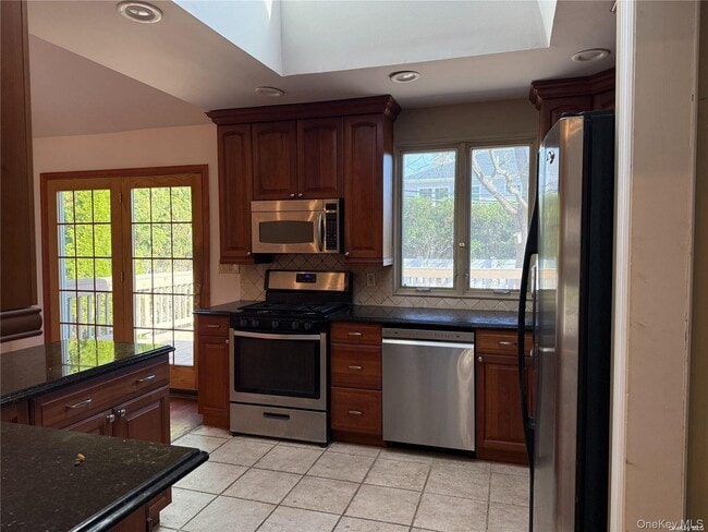 Building Photo - 11 Syosset Cir