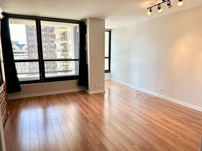 Foto del edificio - 1030 N State St