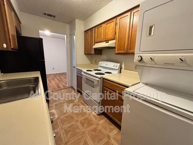 Building Photo - 249 Craddock Ave