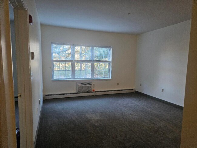 Sala de estar - 486 Nashua St