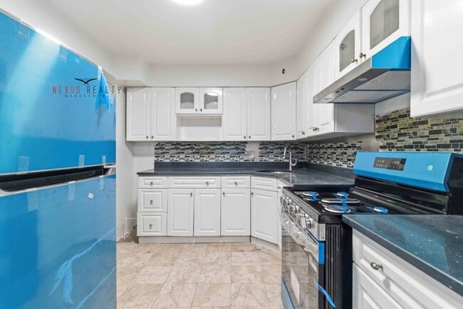 Foto del edificio - 40-83-83 Denman St