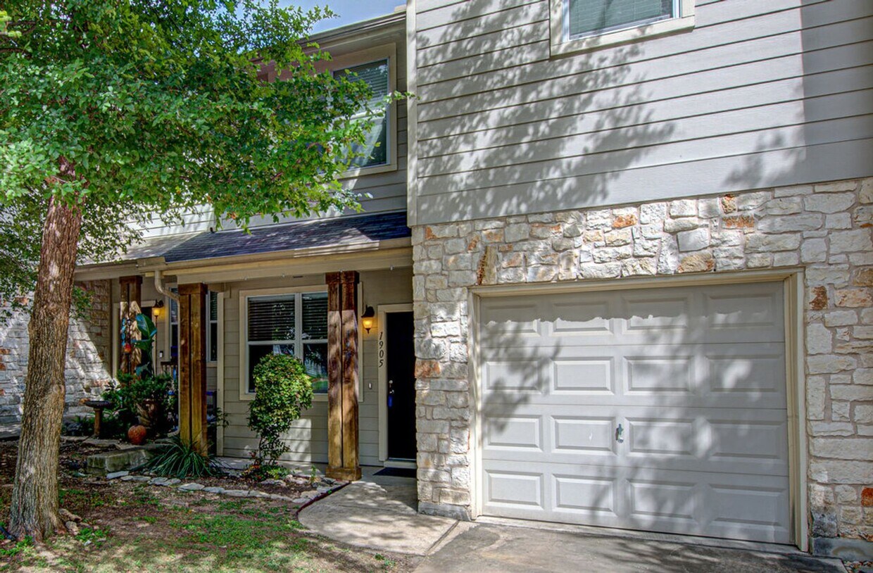 Primary Photo - Super Cute 2/2.5 Condo Near SOCO/South 1st