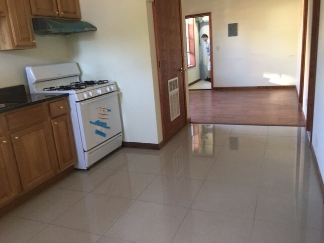 Foto del edificio - 458 W 28th Pl