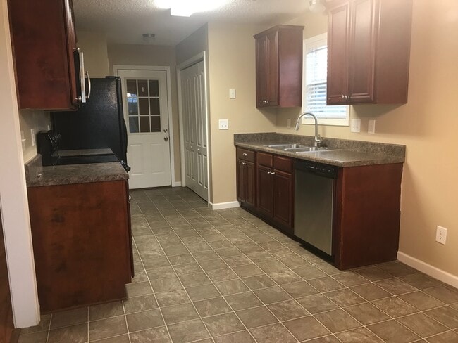 Foto del edificio - 125 Gage Dr