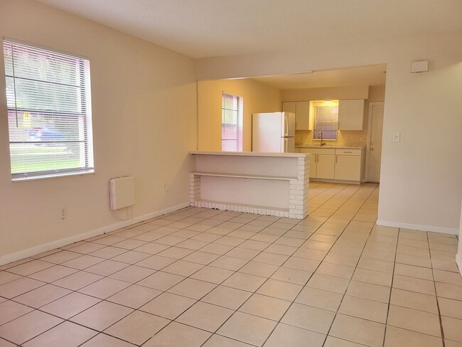 Building Photo - Renovated Two-Bedroom Apartment near Lake Howard
