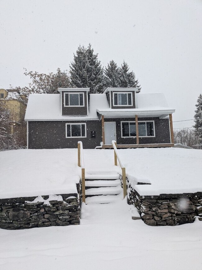 Building Photo - 1520-1524 Sanderson Ave