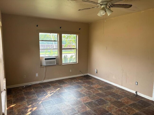 Building Photo - 308 N Kleas St