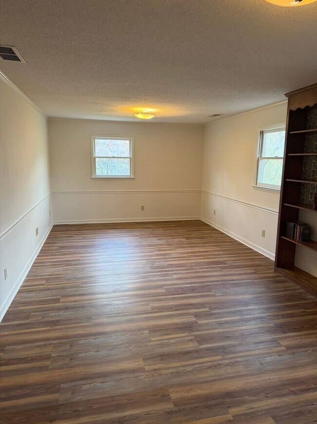 Foto del edificio - 1565 S Peace Haven Rd