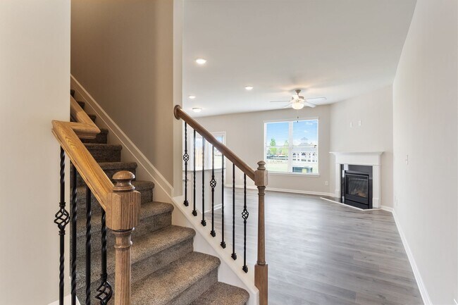 Building Photo - Contemporary 3 bed 2.5 Bath Town Home in Oakwood! Mundy Mill Township