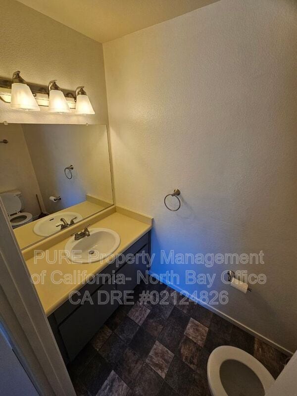 Building Photo - 619 Donner Ln