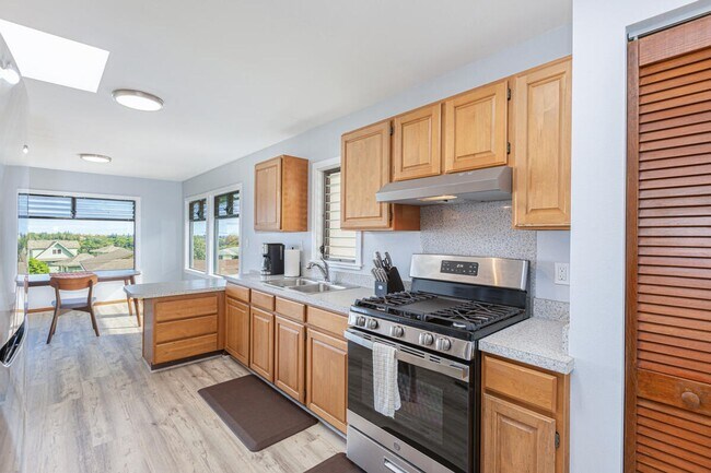 Foto del edificio - Unfurnished 2 bedroom, 1 bath home in quiet Lihue neighborhood, with views!