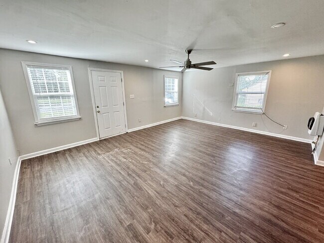 Foto del edificio - 324 Harrell St