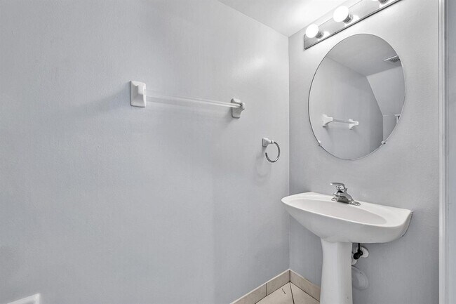 Building Photo - 8658 S Southgate Shores Cir